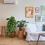 Splendeur - Modern With Private Parking *