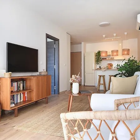 Splendeur - Modern With Private Parking *