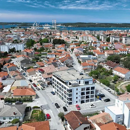 Splendeur - Modern With Private Parking *