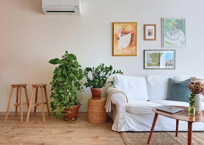 Splendeur - Modern With Private Parking *