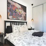 Splendeur - Modern With Private Parking