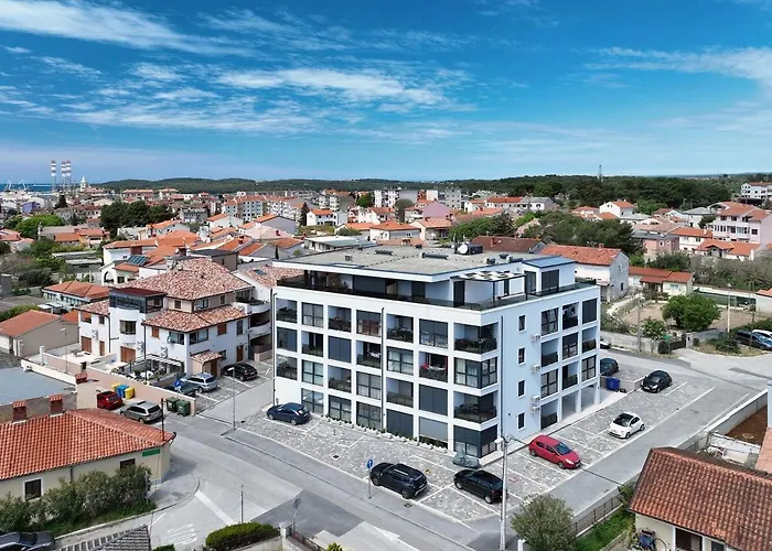 Splendeur - Modern With Private Parking *