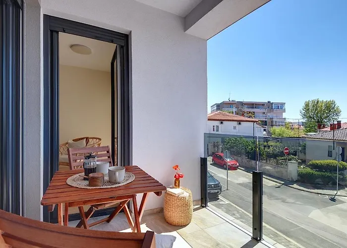 Splendeur - Modern With Private Parking Apartment